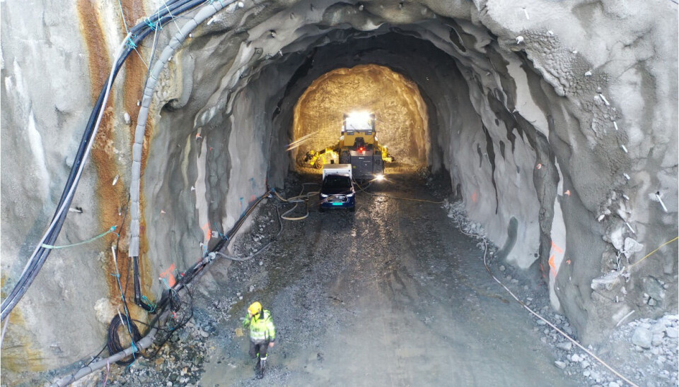 Foto de archivo del túnel de entrada y salida de agua en construcción.